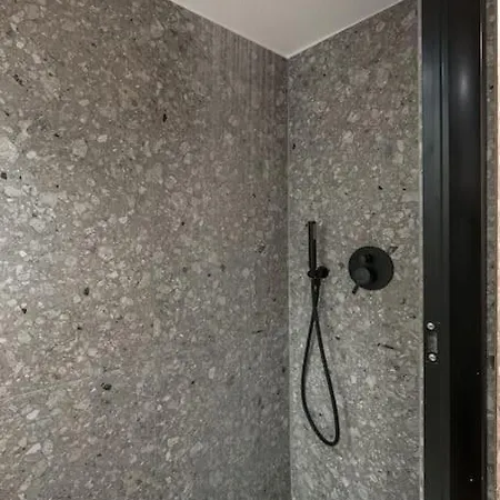 White House 3 Floor Apartment *