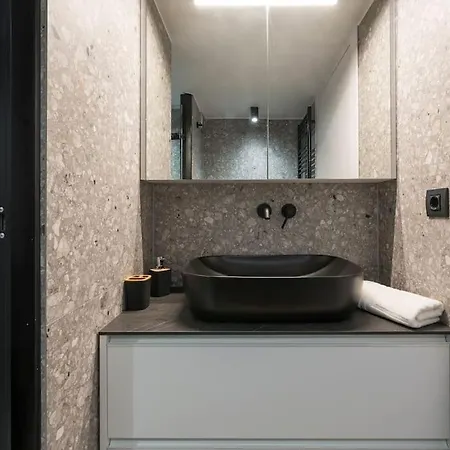 White House 3 Floor Apartment