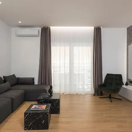 White House 3 Floor Apartment