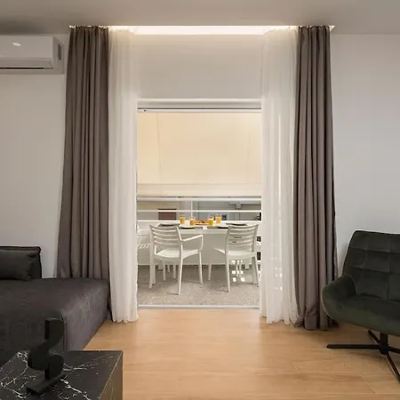 White House 3 Floor Apartment *